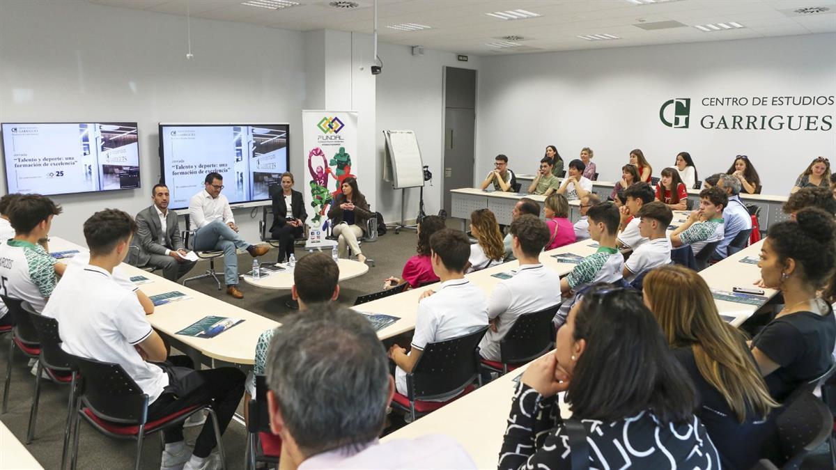 La atelta internacional, protagonizó, junto con Alfonso de la Rubia, esta charla en la localidad alcobendense