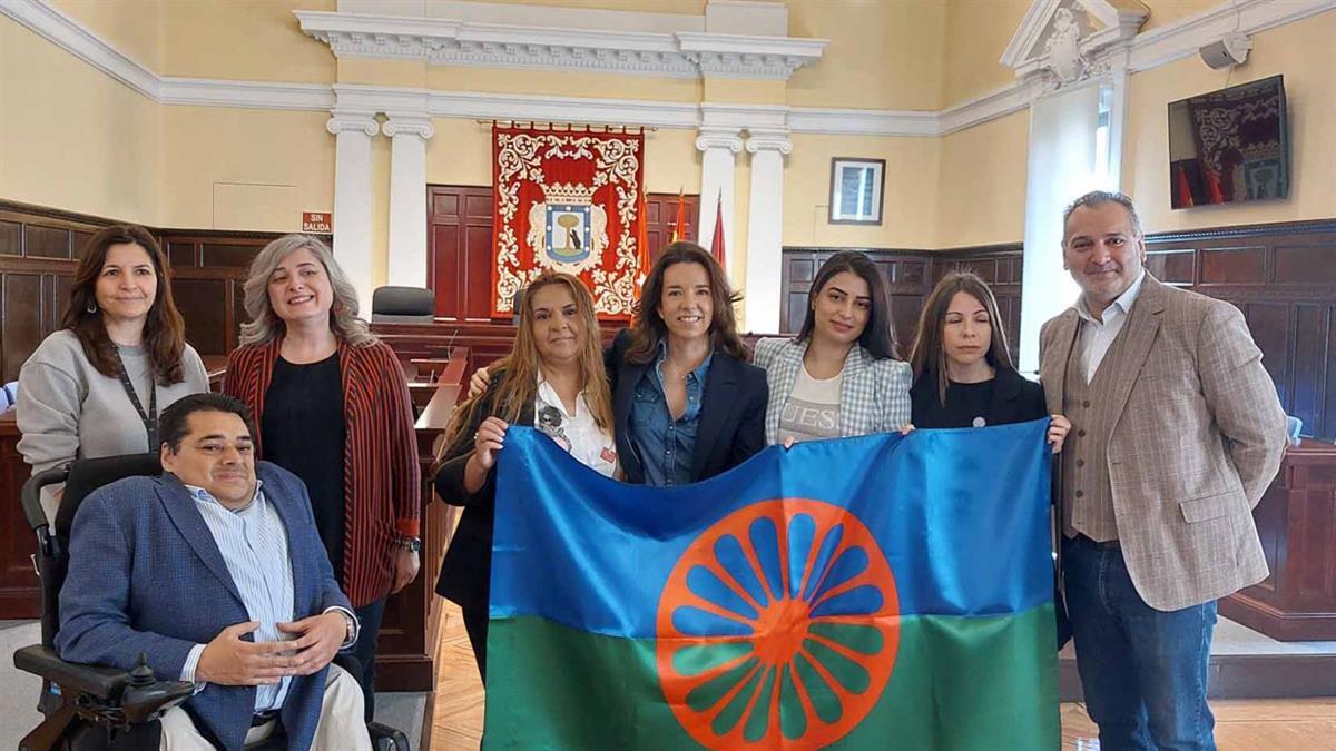 La concejala Paula Gómez-Angulo recibe el emblema con motivo del Día Internacional del Pueblo Gitano
