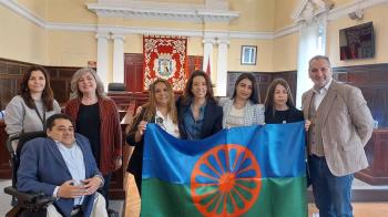 La concejala Paula Gómez-Angulo recibe el emblema con motivo del Día Internacional del Pueblo Gitano
