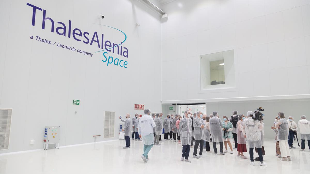 Con una sala blanca de más de 600 m2, la empresa tricantina ensamblará los módulos de comunicaciones del nuevo programa español de satélites ‘Spain NG’ 
