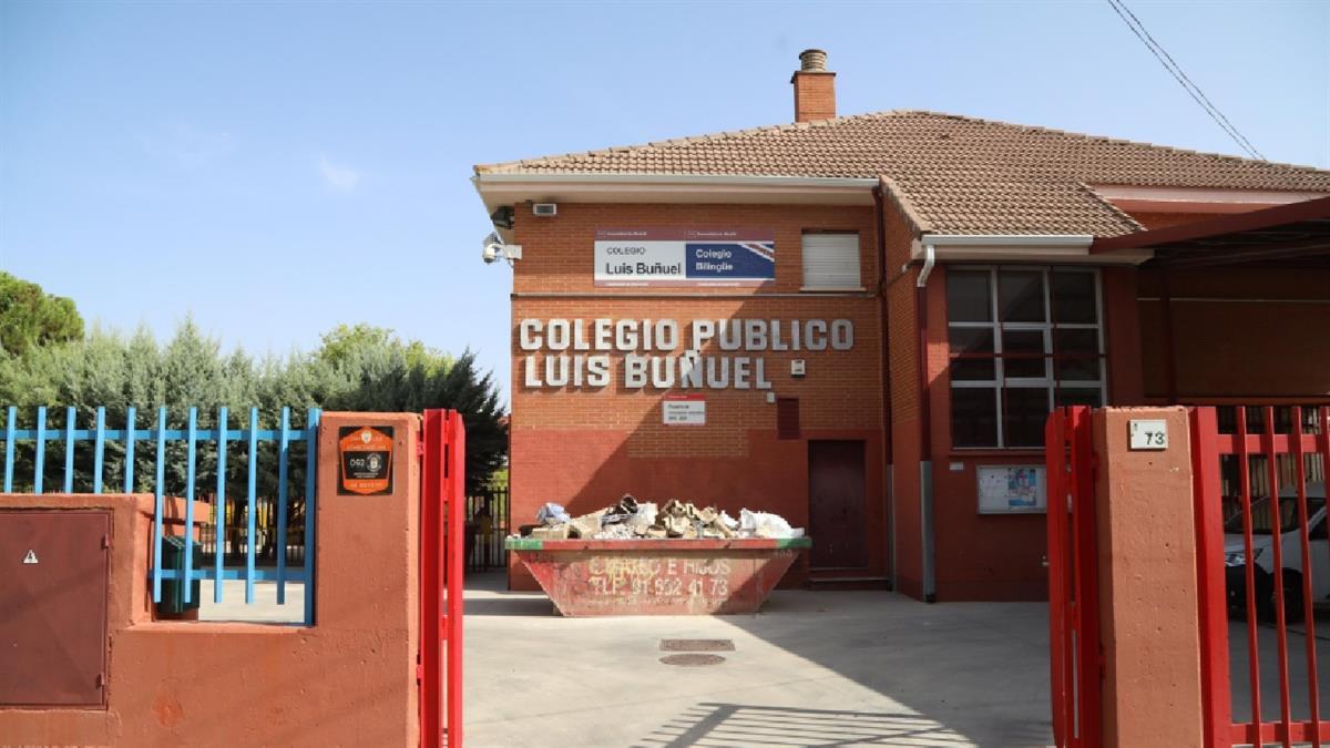 La alcaldesa de la localidad y el concejal de Obras han acudido a varios centros para supervisar estos trabajos.
