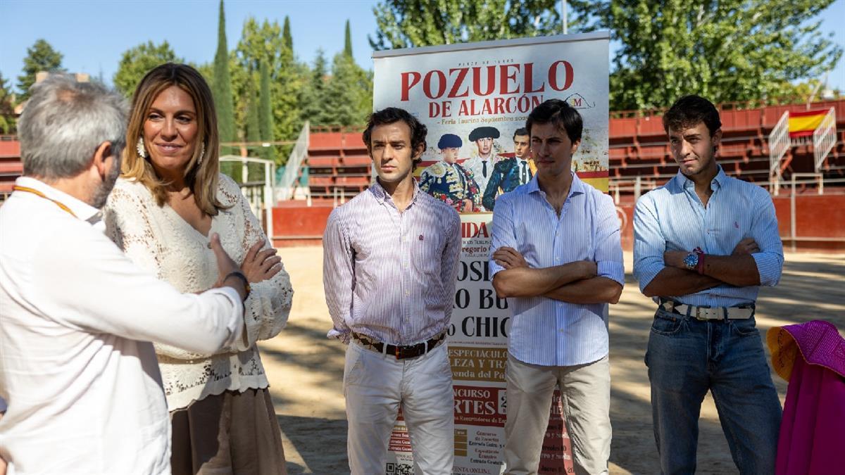 La alcaldesa y los toreros Francisco José Espada, Álvaro Burdiel y Alejandro Chicharro han visitado la plaza de toros