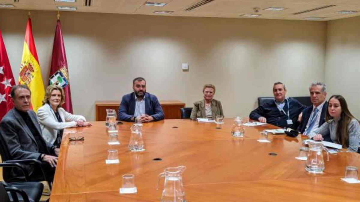 La delegada de Obras y Equipamientos y el concejal de Centro se han reunido con los comerciantes para una posible instalación
