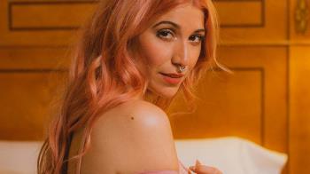 La artista lanza tema con cambio de look incluido, interacción del usuario y un reto para Tik Tok