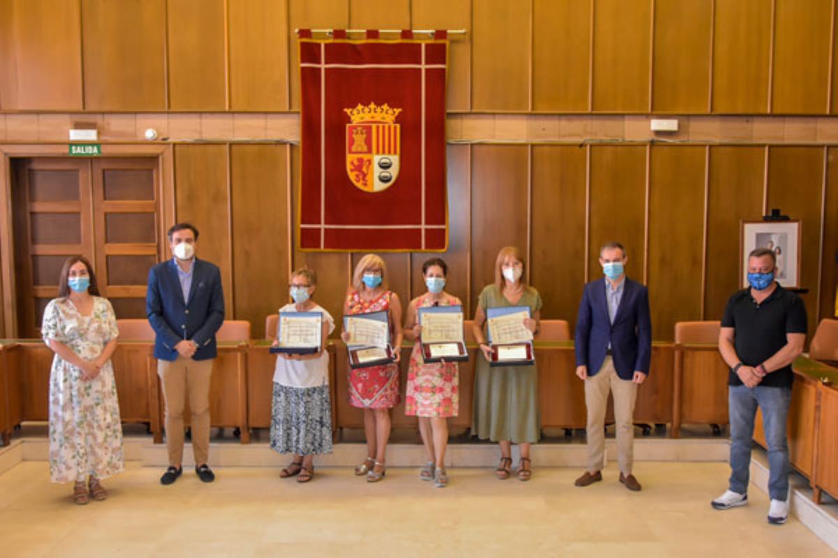 El consistorio reúne a los seis docentes que se jubilan este curso escolar
