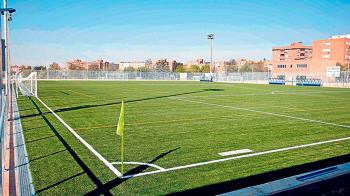 Se sustituirá el césped artificial de algunos campos de fútbol, instalarán porterías antivuelco, gradas y mejorarán la tarima de los pabellones