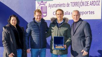 La localidad torrejonera homenajea a Kenio Gonzalo, su exentrenador, y actual campeón del mundo con la la selección española sub-17