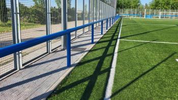 Se han iniciado los trabajos de instalación de protectores de vallado para ofrecer mayor seguridad a los jugadores