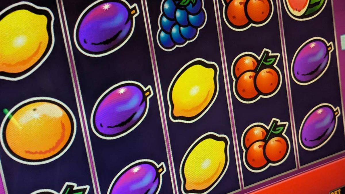 Las tragaperras han cambiado con la digitalización, pero mantienen una base común: girar rodillos y combinar símbolos