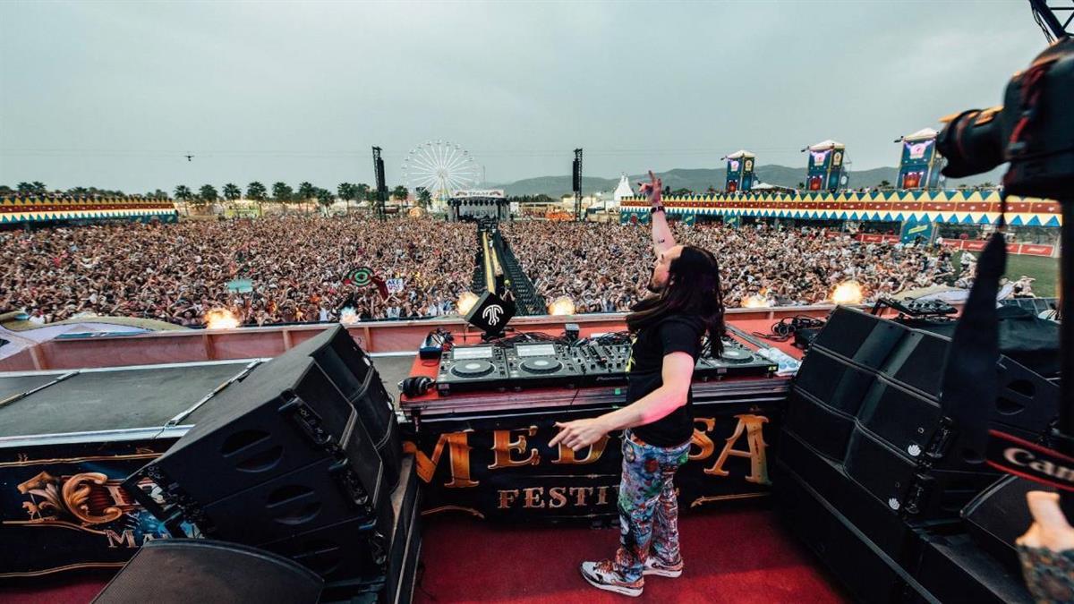 Al menos un muerto y decenas de heridos al caer parte de las estructuras del escenario por el viento