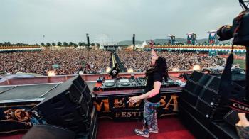 Al menos un muerto y decenas de heridos al caer parte de las estructuras del escenario por el viento