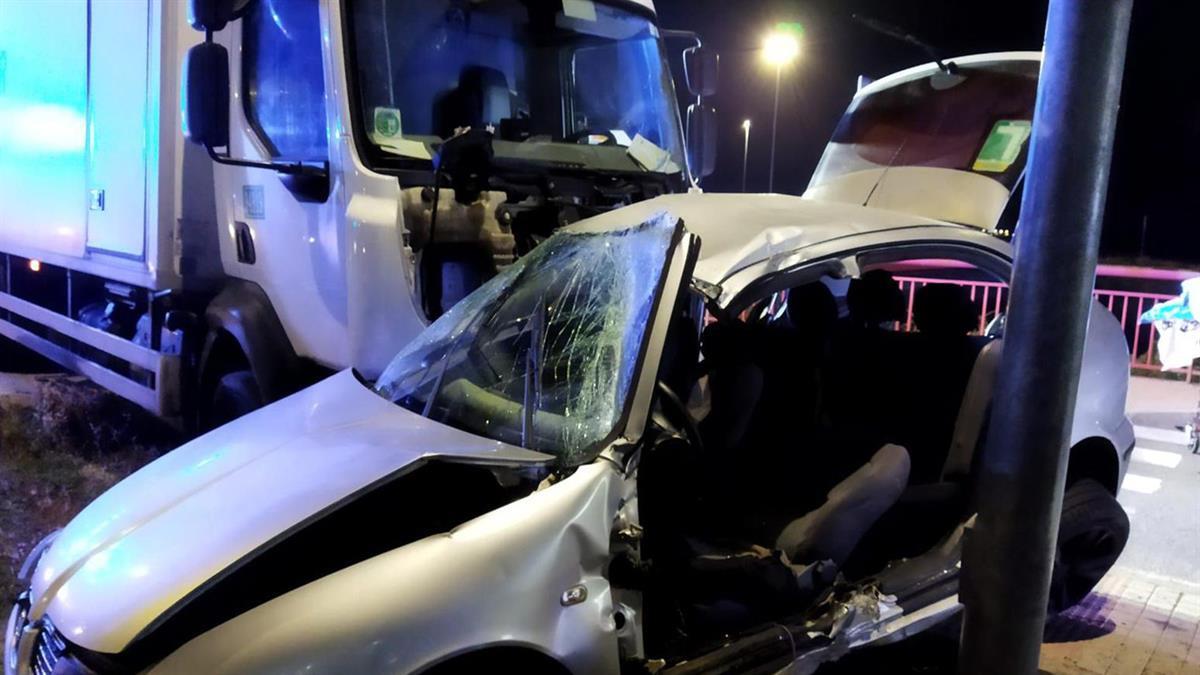 Un turismo y un camión chocan frontalmente provocando el fallecimiento de uno de los acompañantes