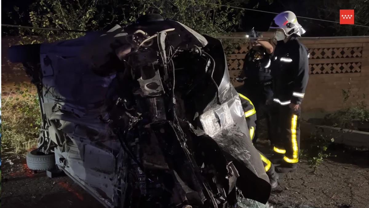 Un coche se sale de la carretera y choca contra una base de hormigón 