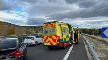 Un motorista se sale de la carretera y colisiona contra una señal y el quitamiedos