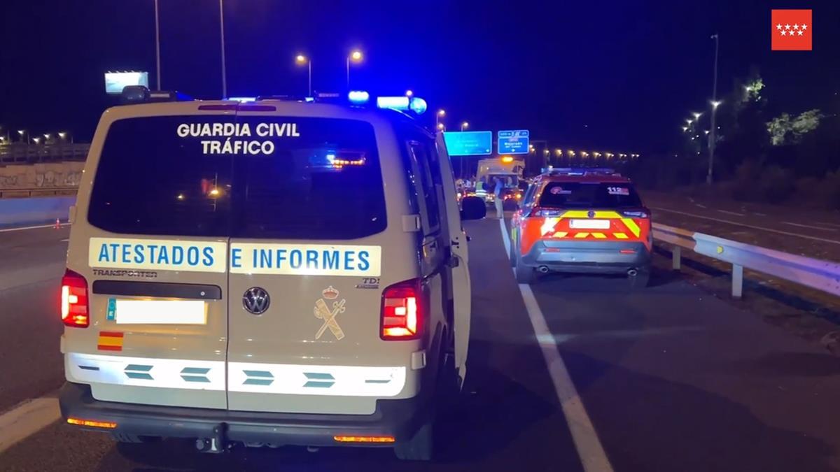 Un motorista cae a la vía y es arrollado por un camión