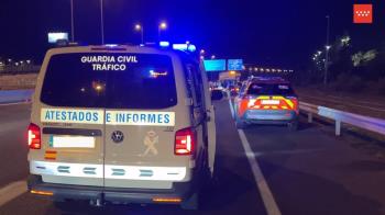 Un motorista cae a la vía y es arrollado por un camión