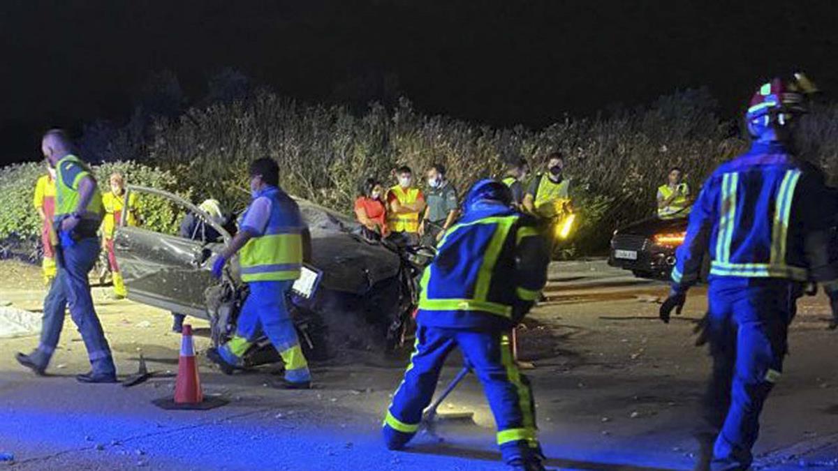 El varón se chocó frontalmente en una de las rotondas quedando atrapado en su vehículo
