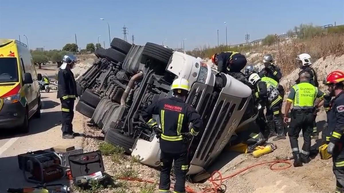 Un camión vuelca y su conductor queda atrapado, falleciendo en el impacto