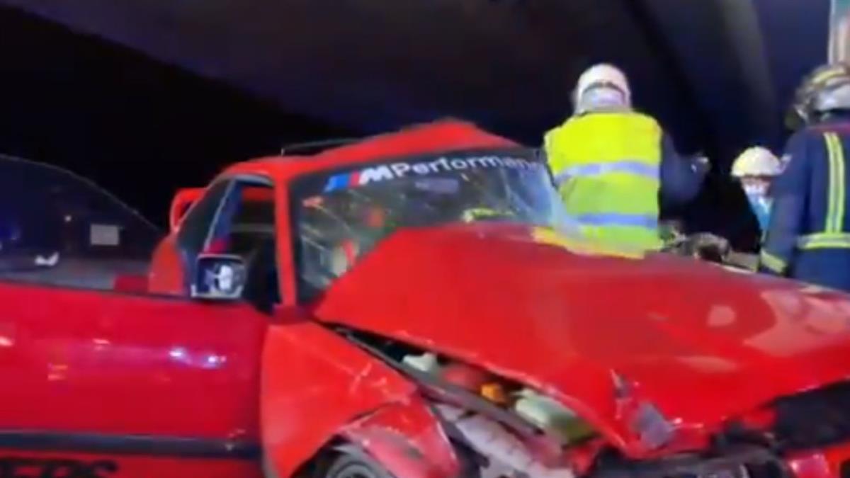 Un joven de 23 años fallece y otro resulta herido tras chocar contra un pilar de una de las rotondas