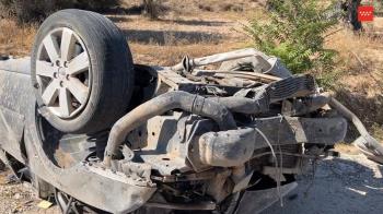 Un vehículo se sale de la vía y da varias vueltas de campana