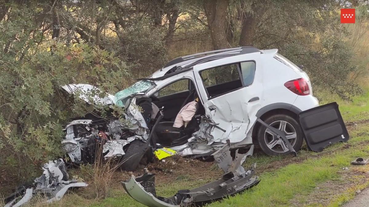 Dos vehículos colisionan frontalmente en plena carretera