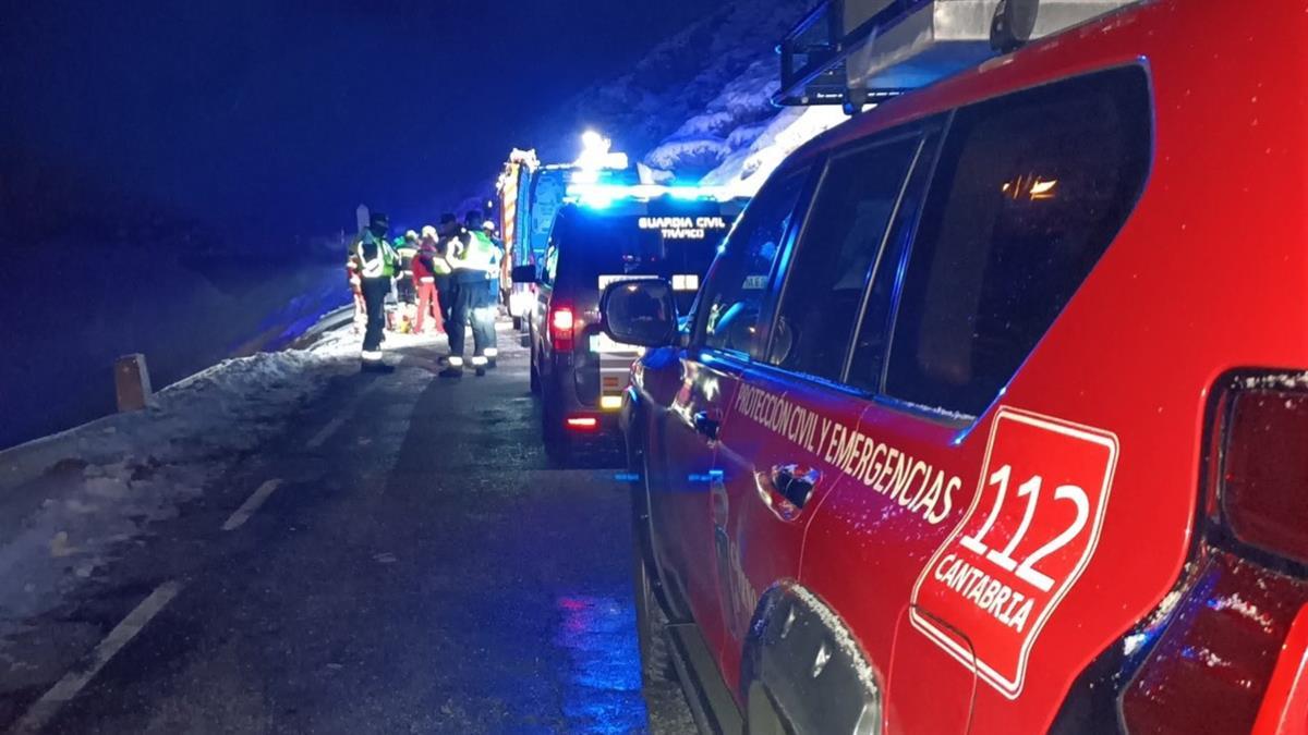 El vehículo se despeñó por la ladera en el puerto de Lunada, en la región de Cantabria