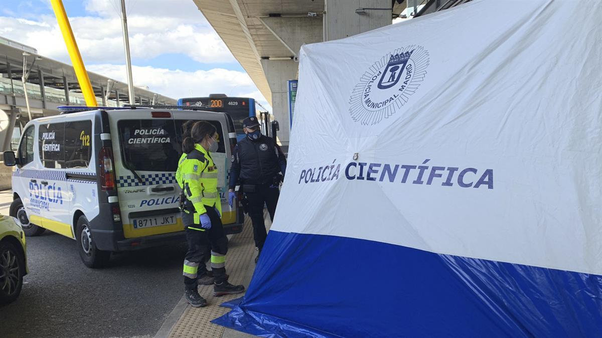 Un niño de 3 años fallece tras caerse de un carro portaequipajes a la vía en el mismo momento en el que pasaba un autobús