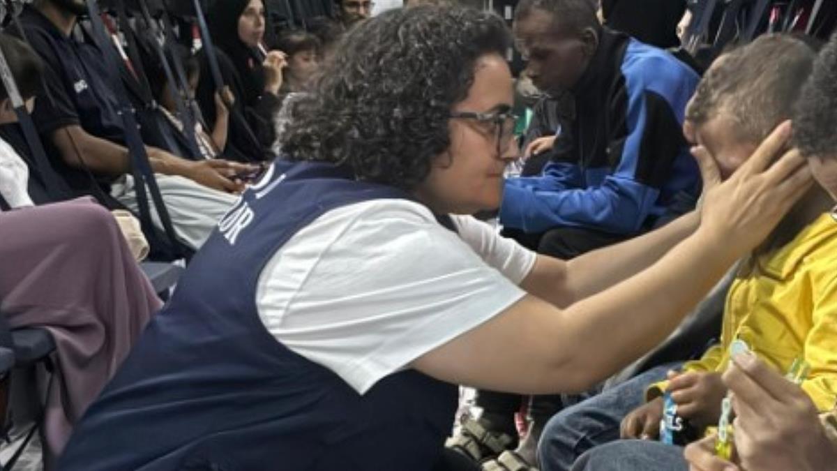 Dos profesionales de la Unidad de Cuidados Intensivos Pediátricos participan en el dispositivo de traslado y acogida