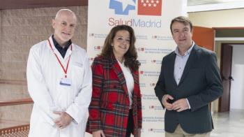El alcalde, Jesús Moreno, ha comprobado cómo los profesionales toman muestras a pacientes con sospecha de infección