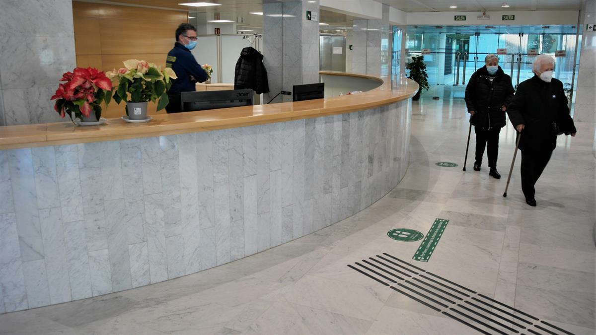 Se han instalado guías en el suelo o equipos de bucle magnético 