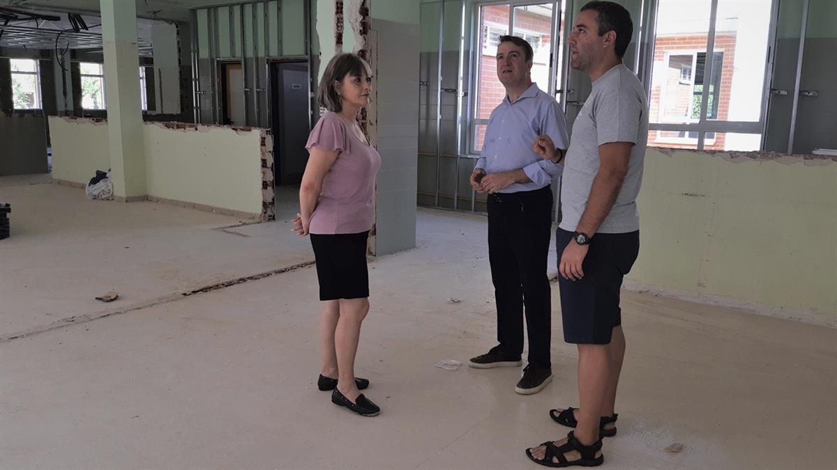 Las obras supondrán nuevos patios, cubiertas, suelos para el gimnasio, columpios y aseos