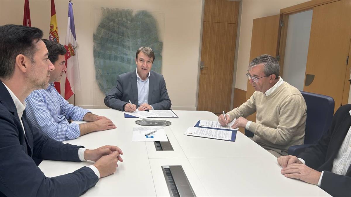 El Ayuntamiento firma un convenio para la realización y difusión de actividades 