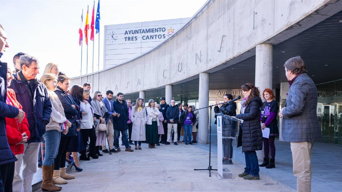 Los vecinos se han concentrado en la Plaza del Ayuntamiento con motivo del 25N
