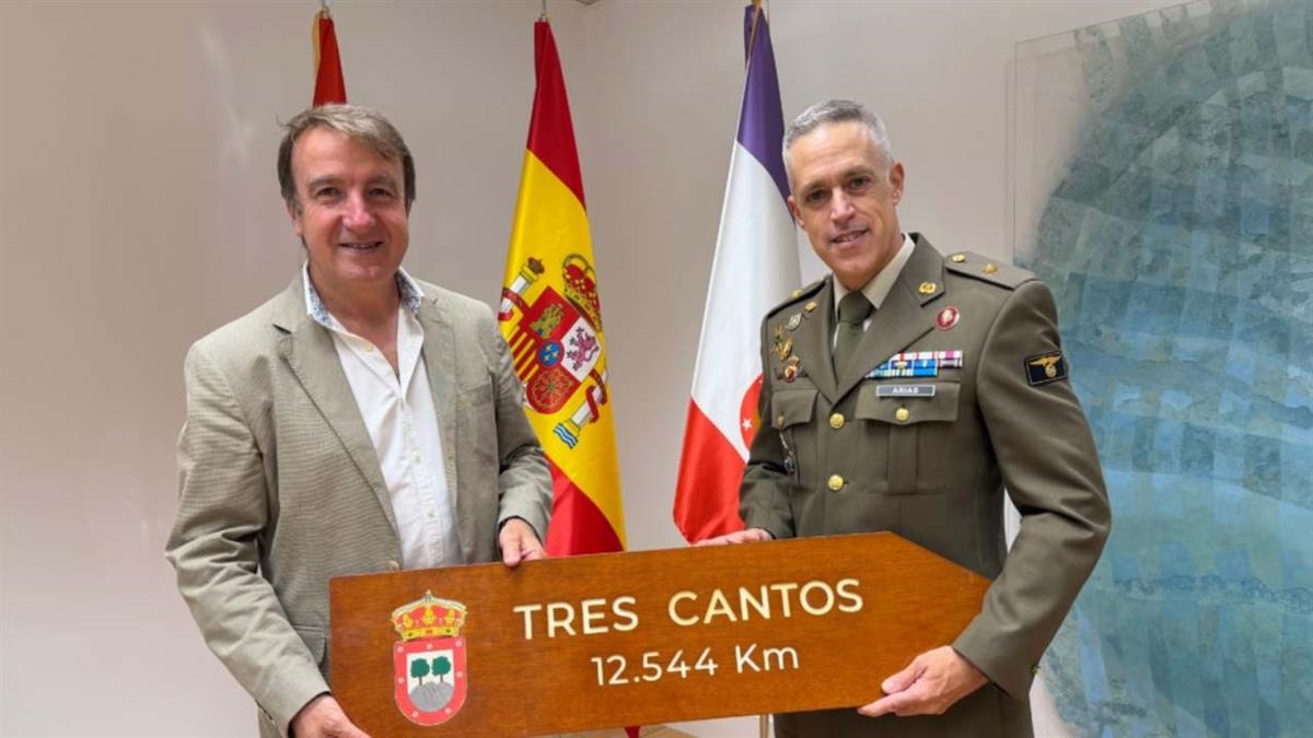 El ayuntamiento ha entregado al comandante Emilio Arias, una señal de madera