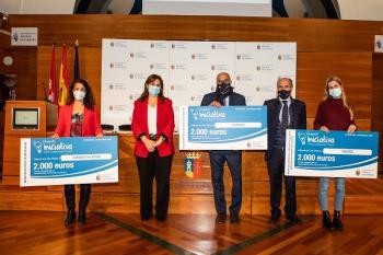 La alcaldesa ha entregado los cheques a los premiados en Premios Iniciativa