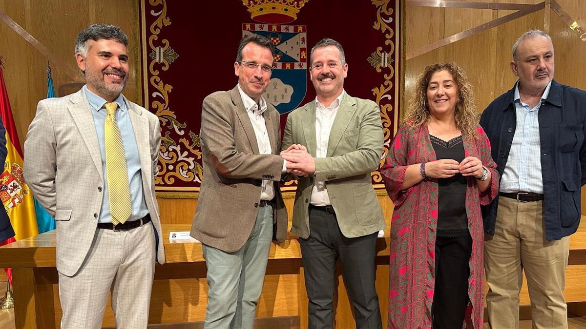 El consejero de Cultura y Turismo, Mariano de Paco, ha firmado el convenio de adhesión con el alcalde de Leganés, Miguel Ángel Recuenco