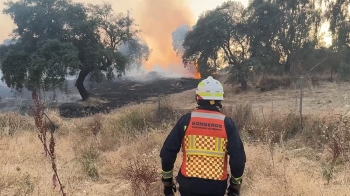 Tanto la UME como los bomberos de ambas comunidades colaboran en la extinción del incendio