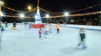 Hasta el domingo permanecerán abiertos el mercadillo navideño y la pista y el tobogán