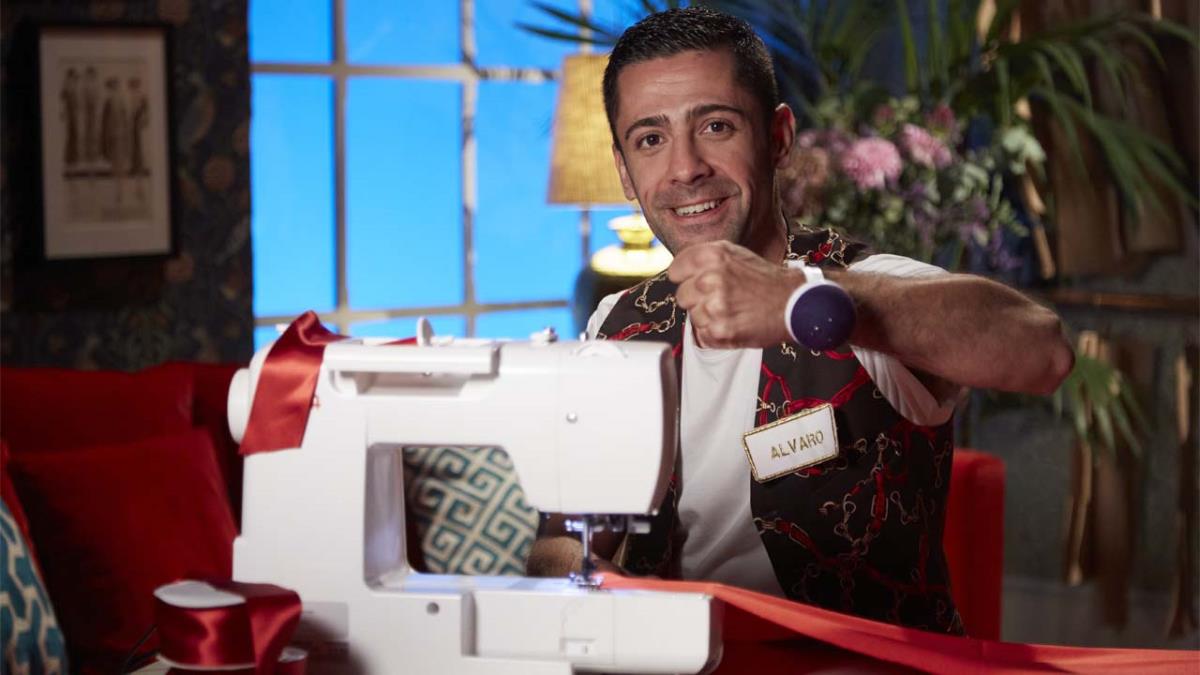 Álvaro Guerrero es un joven modista y boxeador que ha conseguido hacer carrera en el mundo de la moda