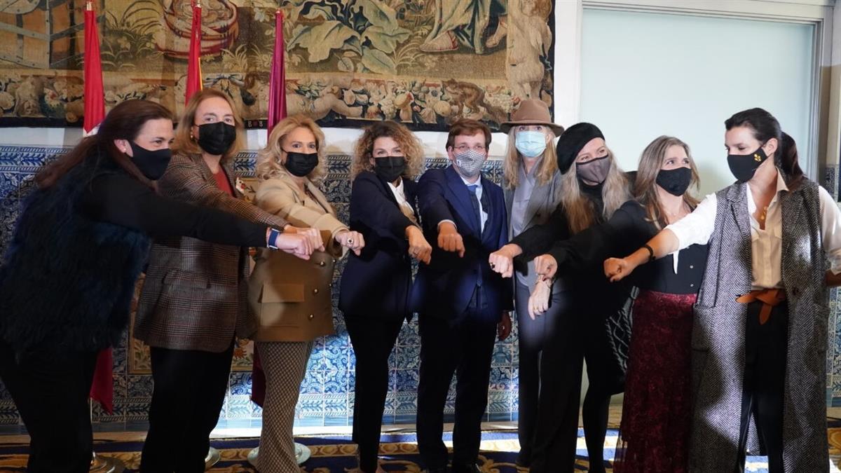 El alcalde lamenta que sea necesario crear una asociación que busque la igualdad entre hombres y mujeres