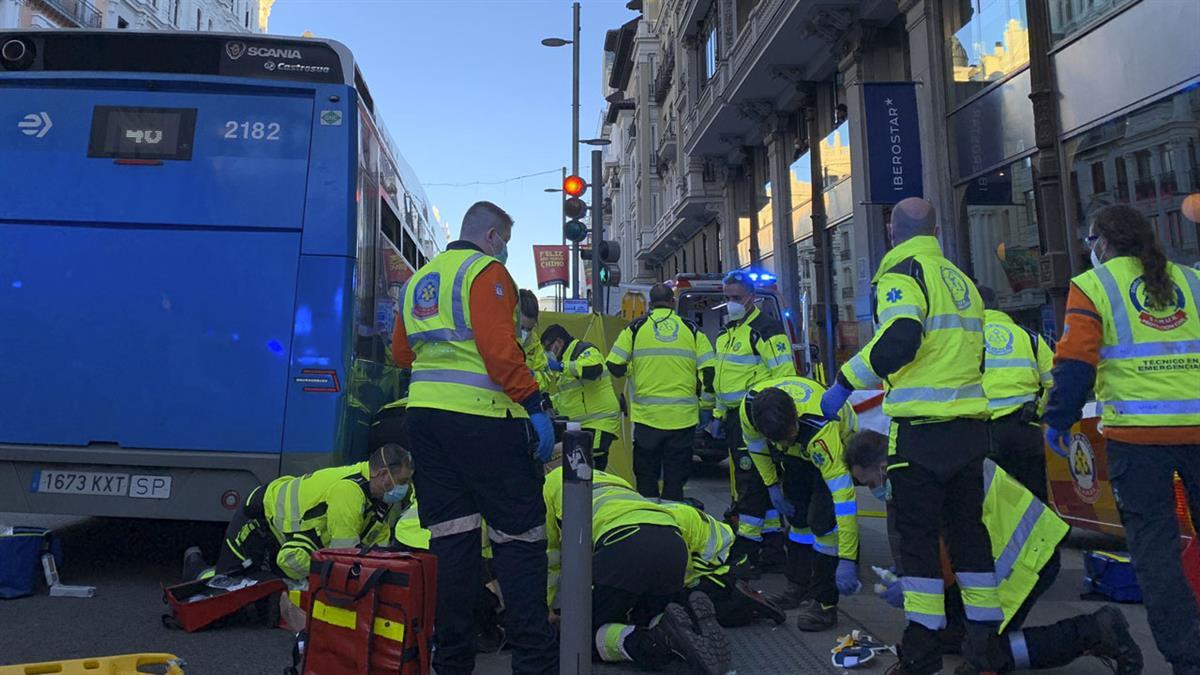 Una psicóloga del Samur atiende al conductor del autobús