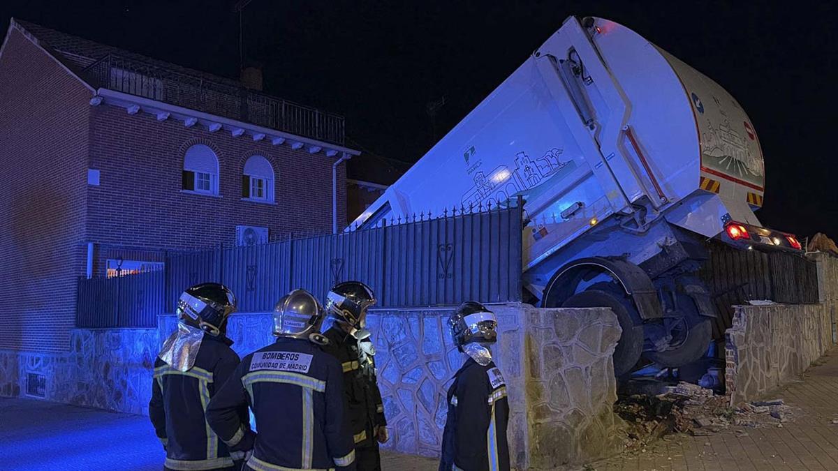 El vehículo ha atravesado el muro exterior de la casa