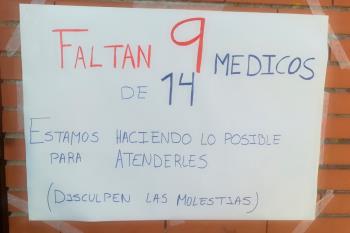 Un cartel pegado en la pared del centro sanitario explica la situación a los pacientes que esperan en la puerta
