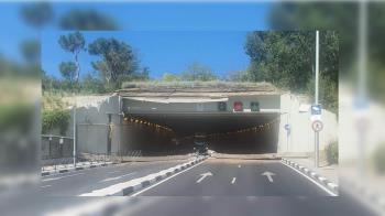 La viga se cayó justo después de que el coche pasara