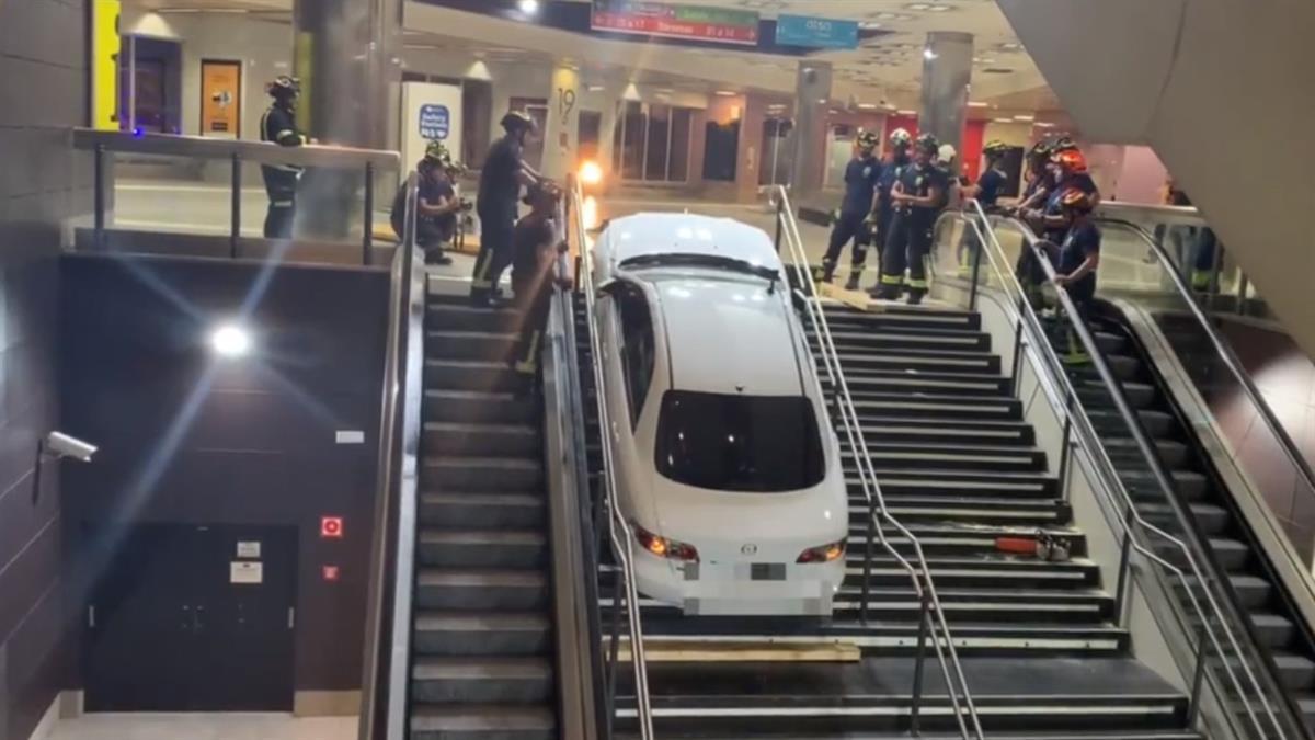 El vehículo robado se queda atascado en la infraestructura y el conductor ha tenido que ser rescatado