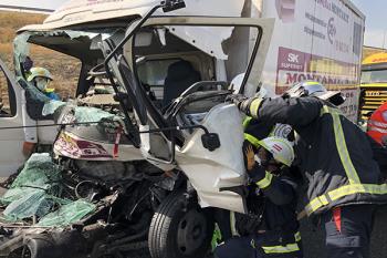 Lee toda la noticia 'Un conductor herido grave tras el choque de dos camiones en la M-50'