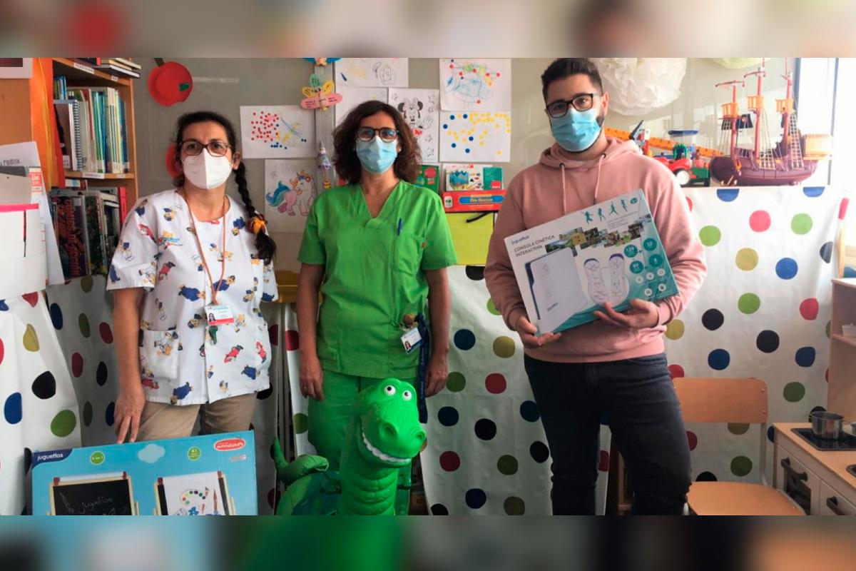 La revista de ocio y cultura familiar ha donado un dinosaurio eléctrico, una pizarra y una videoconsola para los pacientes pediátricos del hospital