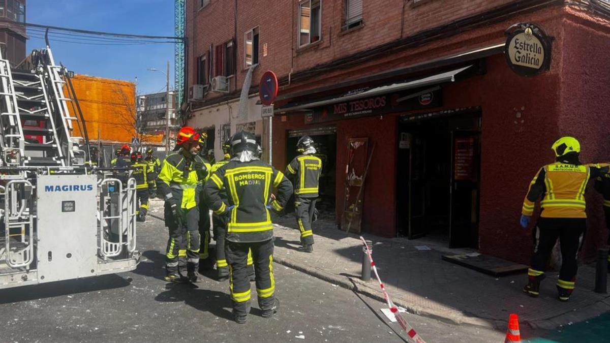 Los Bomberos, junto con la unidad canina, encuentran el cuerpo bajo los escombros
