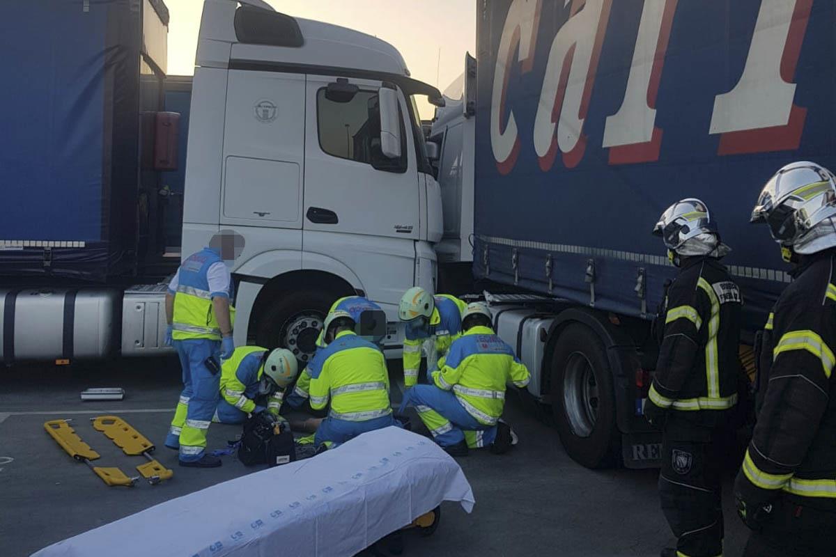 El camión no ha accionado correctamente el freno y el conductor ha terminado atrapado entre dos camiones 