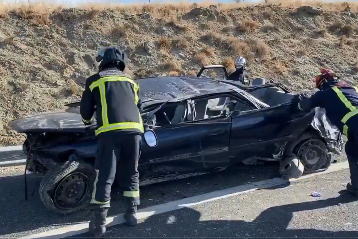Un coche da varias vueltas de campana